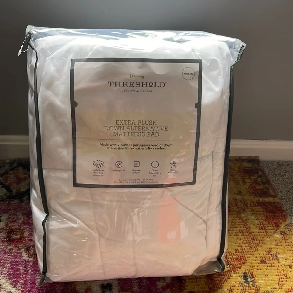 Threshold White Extra Plush Down Alternative Mattress Pad Queen